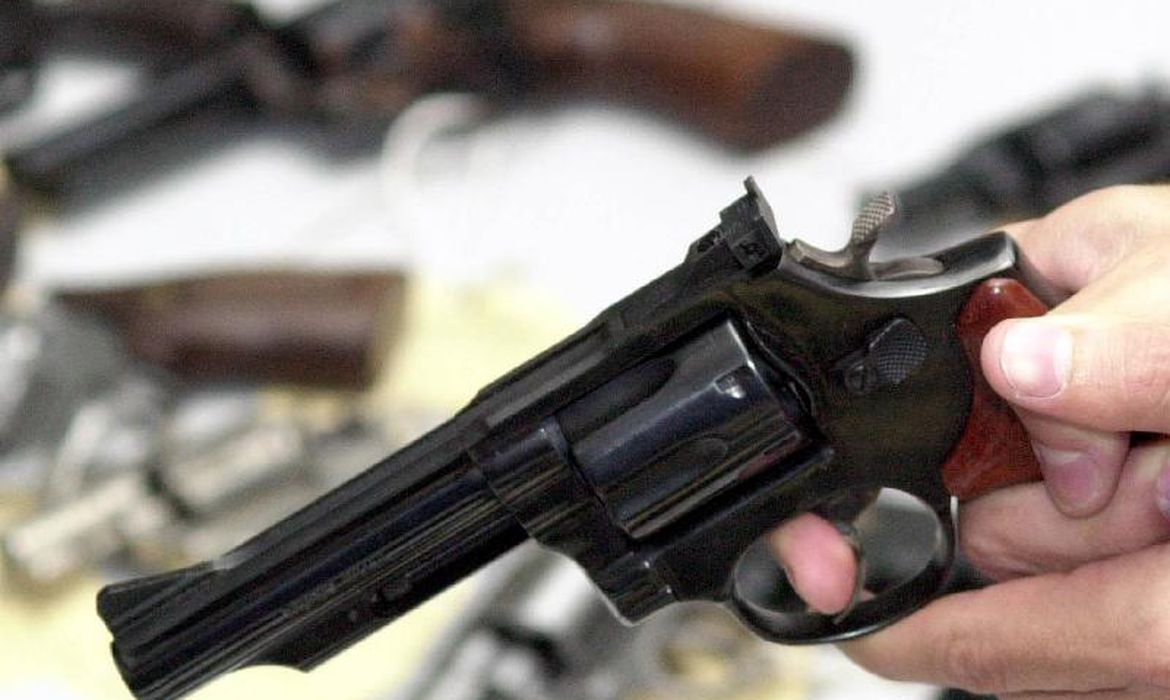 Governo estende recadastramento de armas até 3 de maio