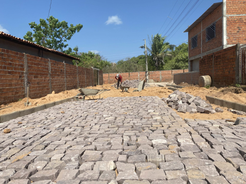 Governo executa obras de calçamento em bairros de Teresina