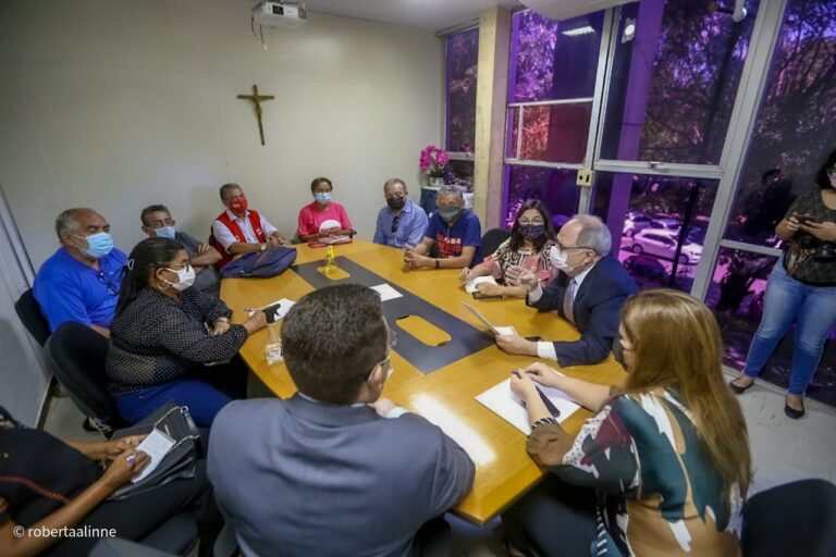 Governo garante piso dos professores, paridade com aposentados e pagamento retroativo a janeiro