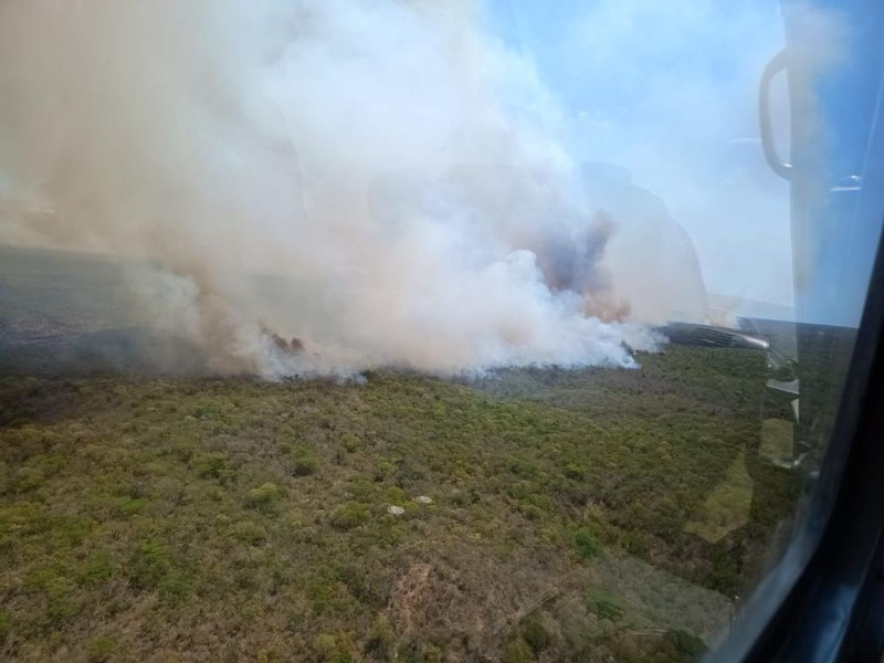 Helicóptero da PM reforça combate a incêndio na Serra das Confusões