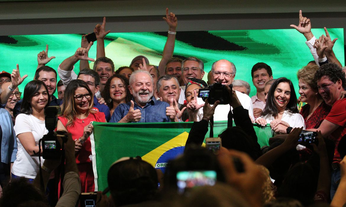 Lula é o novo presidente e prioriza combate à miséria