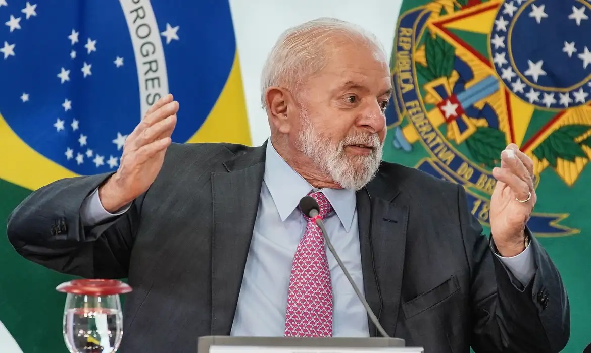 Lula passa por cirurgia em São Paulo para drenagem de hematoma