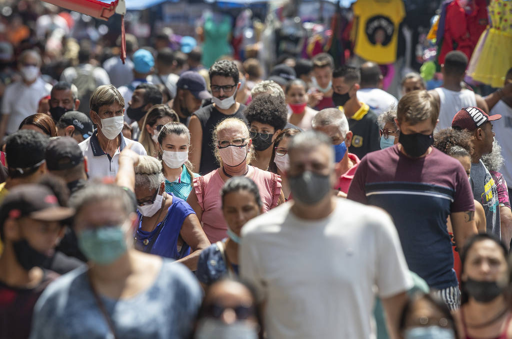 Manter máscaras mesmo com vacinação alta contra Covid pode salvar vidas, aponta novo estudo