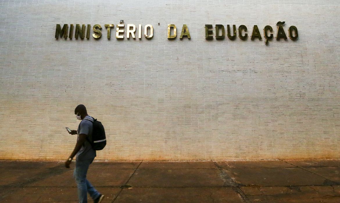 MEC lança campanha sobre cursos gratuitos para professores