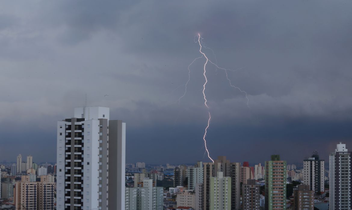 Média anual de raios deve subir de 77,8 para 100 milhões no Brasil