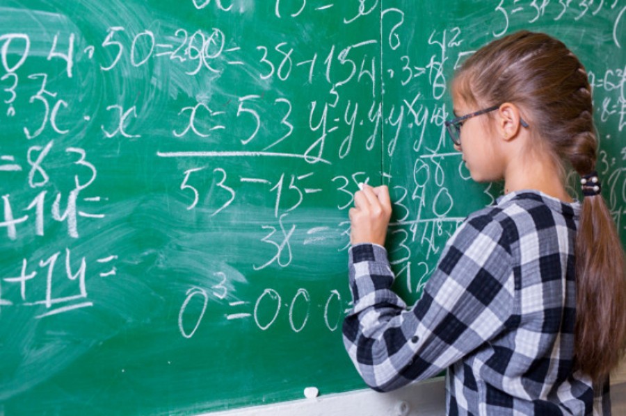 Meninas melhoram desempenho em matemática e se igualam a meninos