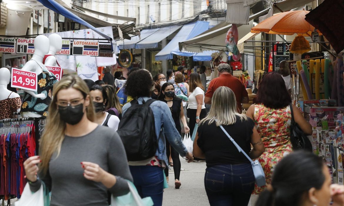 Metade dos brasileiros se sentem inseguros para andar à noite