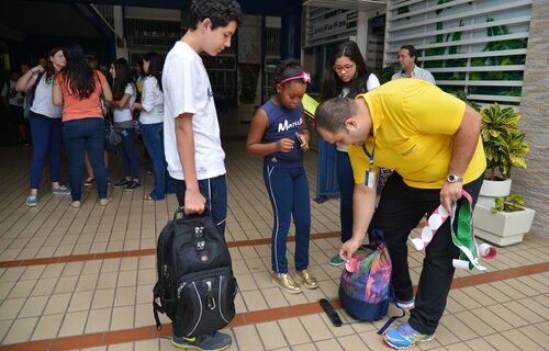 Mochilas pesadas podem causar problemas de saúde no futuro