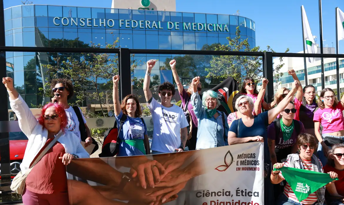 Mulheres protestam contra norma do CFM sobre assistolia fetal