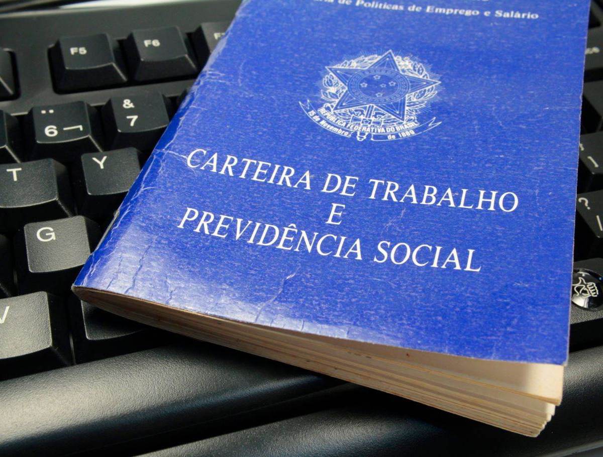 Número de empregos com carteira assinada cai a metade em 2020 após revisão do Caged