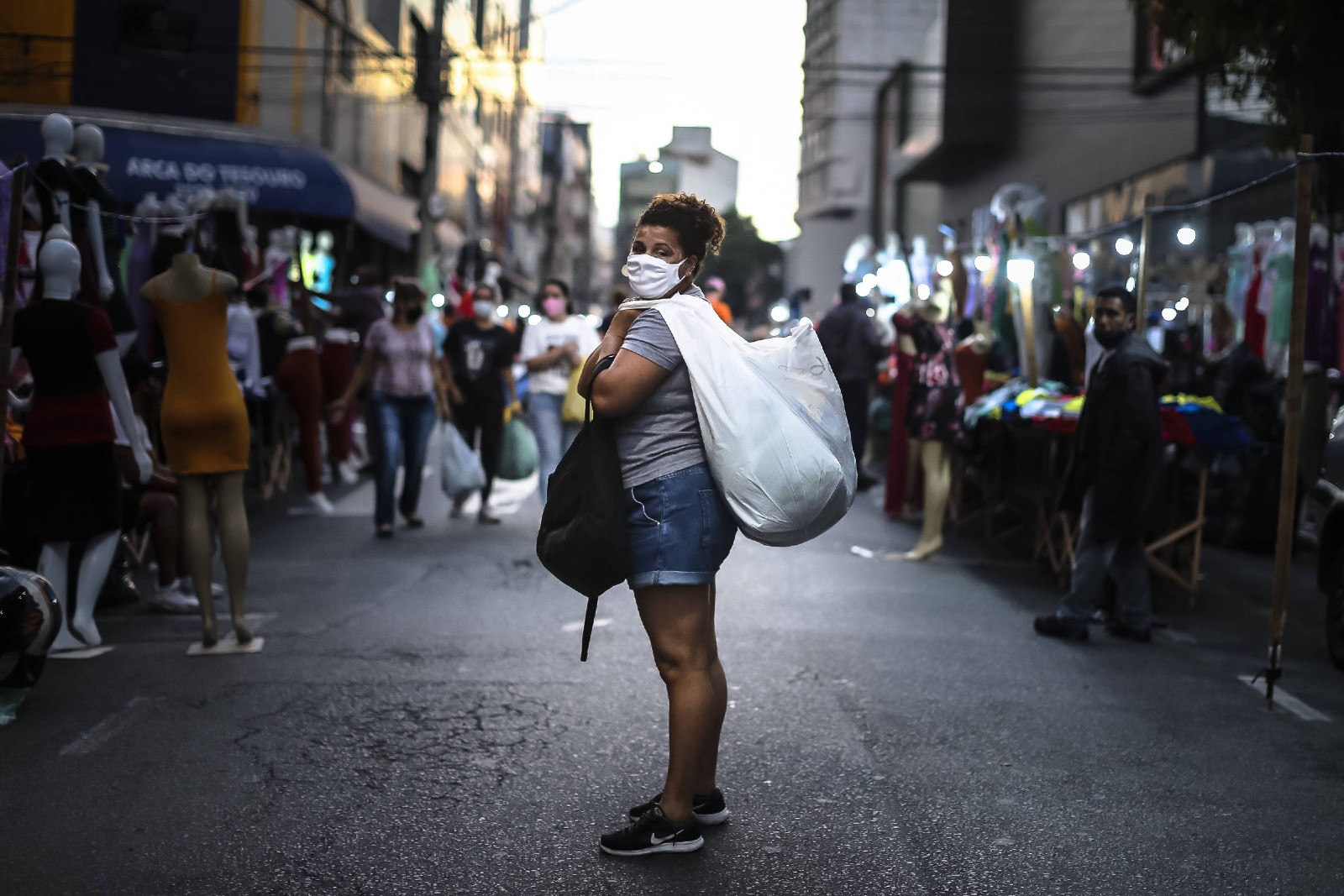 Número de trabalhadores subocupados cresce e trava consumo no Brasil