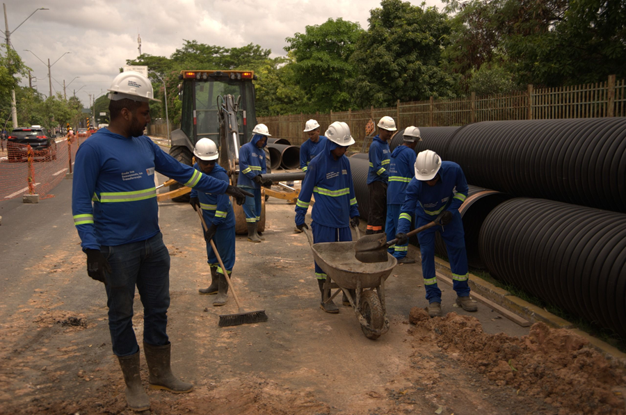 Obras de esgotamento sanitário beneficiam nove bairros em Teresina 