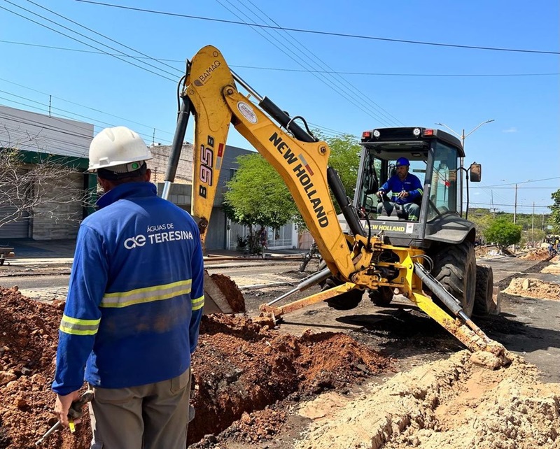 Obras de esgoto avançam na avenida Miguel Rosa