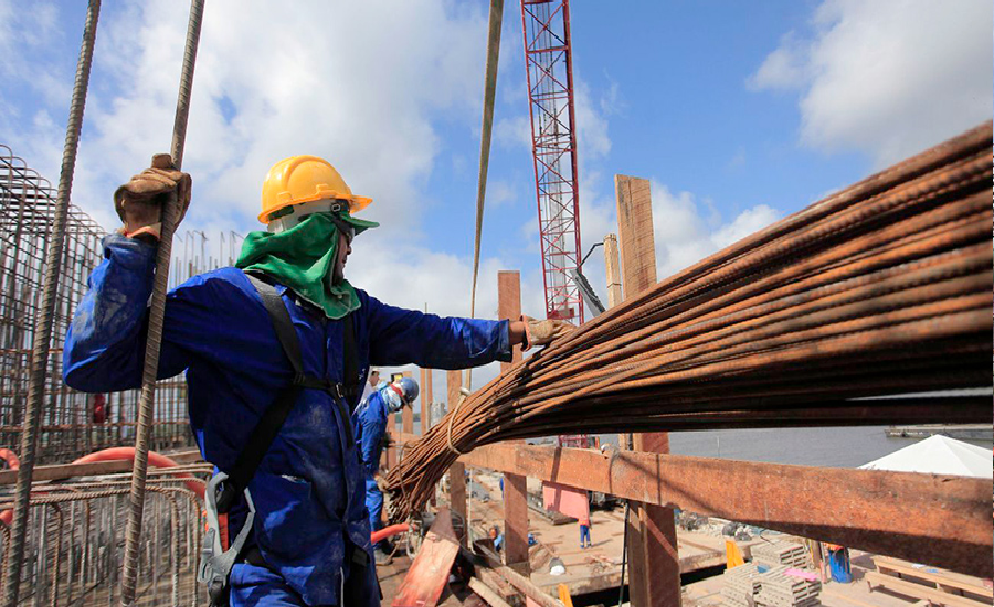 Ocupação cresce, mas salários caem na indústria da construção