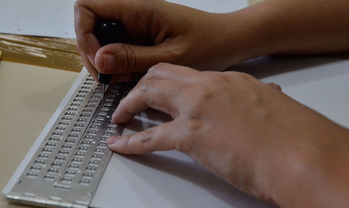 Pandemia reforça importância do braille para deficientes visuais