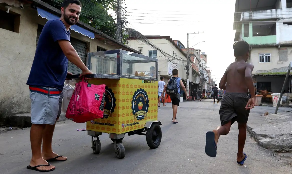 Pobreza cai para 31,6% da população brasileira