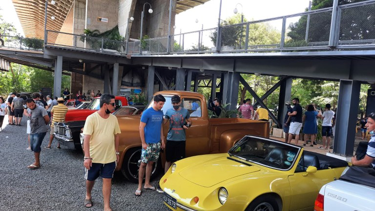 Exposição de carros antigos movimenta estacionamento da Ponte Estaiada -  OitoMeia