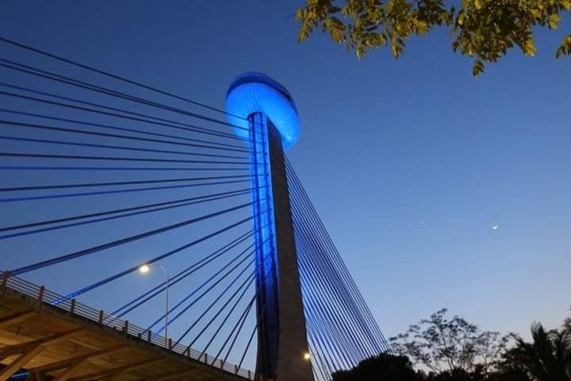 Ponte Estaiada fica azul para alertar sobre complicações da diabetes e câncer de próstata