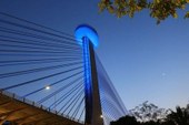 Ponte Estaiada fica azul para alertar sobre complicações da diabetes e câncer de próstata