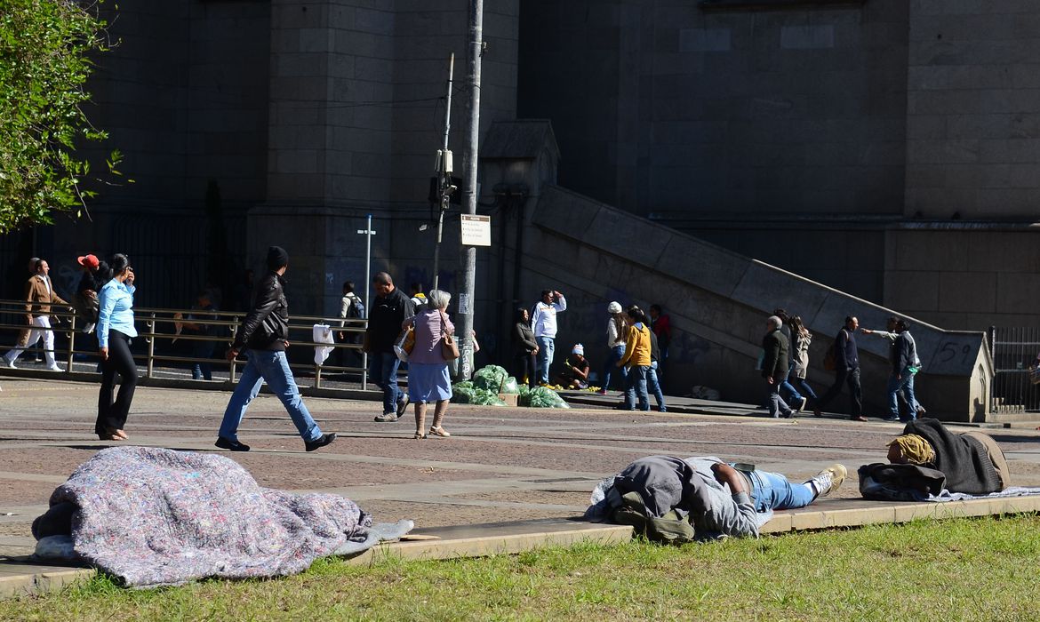 População de rua cresceu na pandemia e precisa de atenção do governo, alertam especialistas