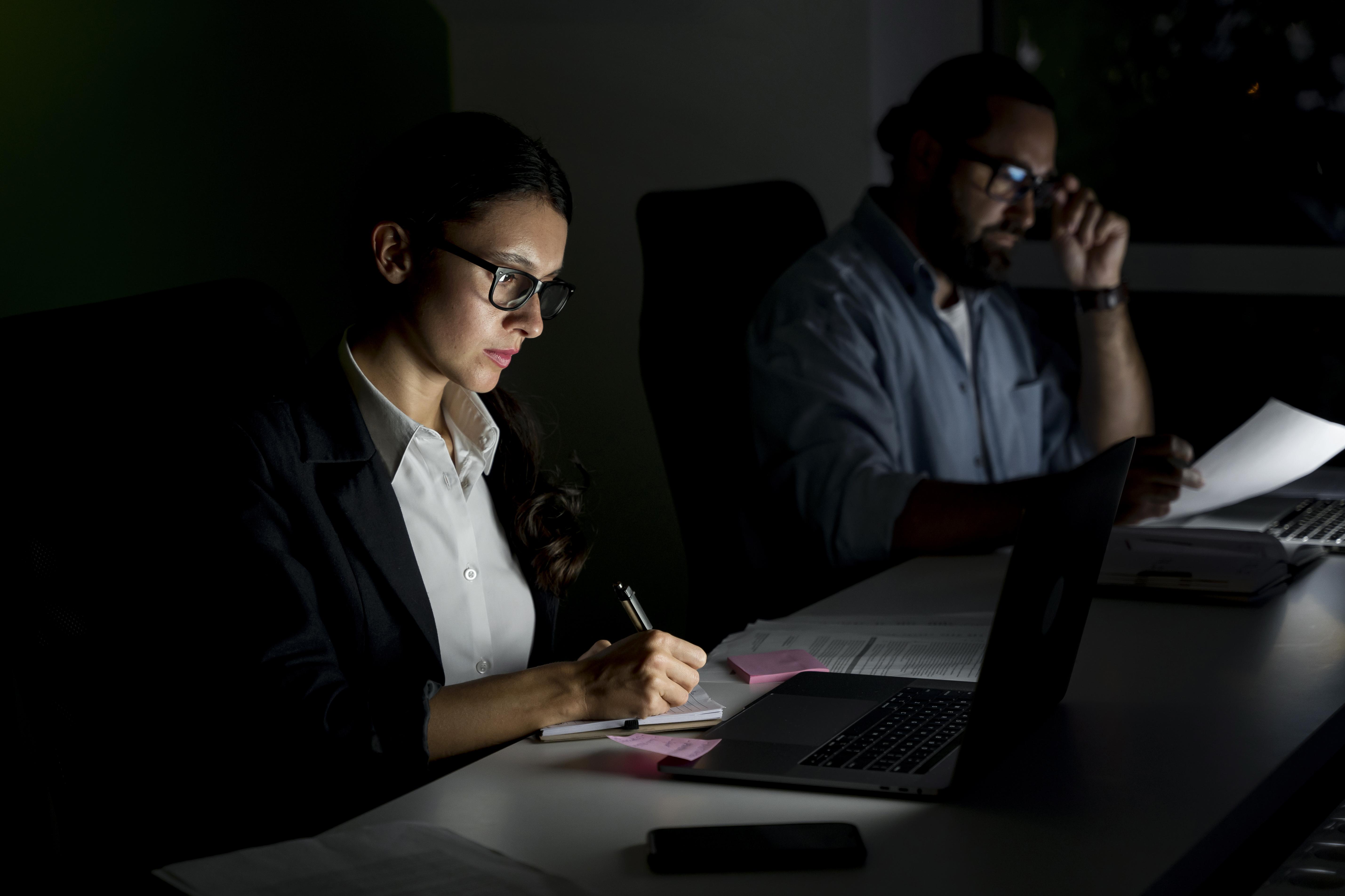 Por que trabalhadores noturnos desenvolvem mais problemas de saúde