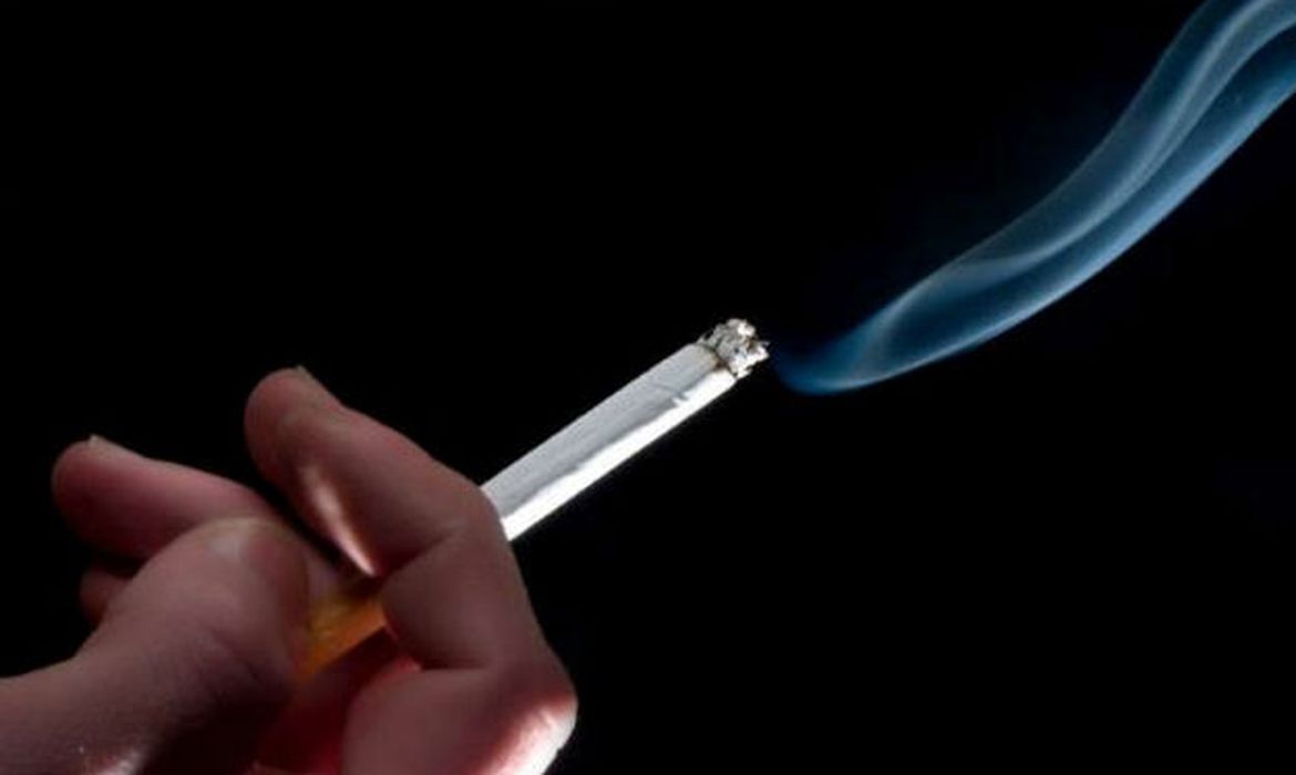 Preço de cigarros favorece iniciação de adolescentes ao fumo