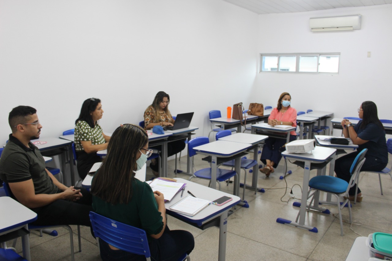 Programa de Erradicação da Pobreza Menstrual é discutido em reunião na Semec