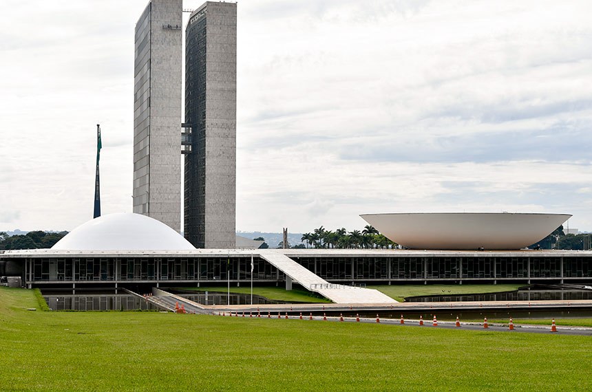 Projeto proíbe redes sociais para menores de 12 anos