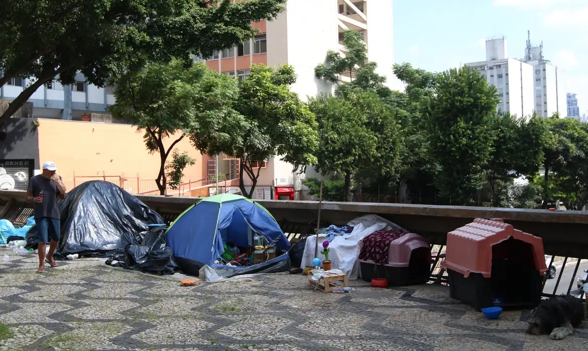 Quase 200 mil pessoas vivem em domicílios improvisados no Brasil