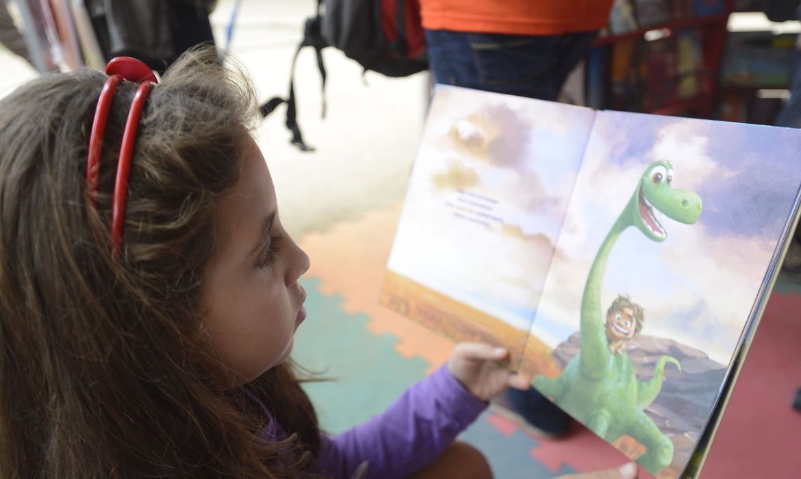 Quatro em cada 10 alunos brasileiros do 4º ano não dominam leitura