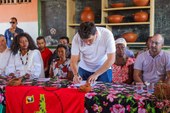 Rafael entrega calçamento e títulos em São João da Varjota