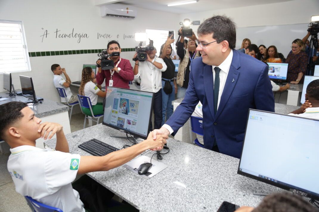 Rafael entrega reforma de escola com oferta de cursos técnicos