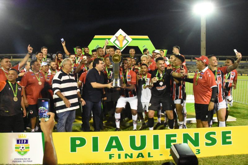 Rafael entrega taça ao vencedor do Campeonato Piauiense 2023