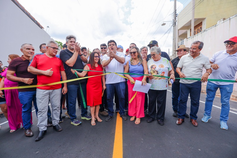 Rafael Fonteles inaugura asfaltamento em Pedro II