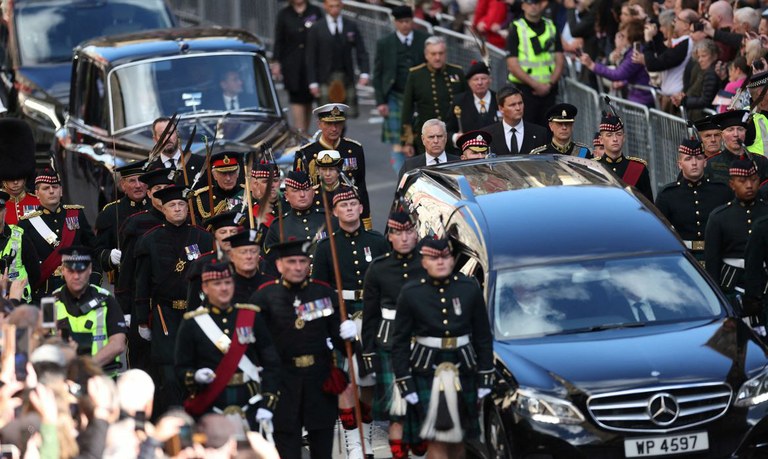 Britânico pede 'respeito' em dia de funeral da rainha e é