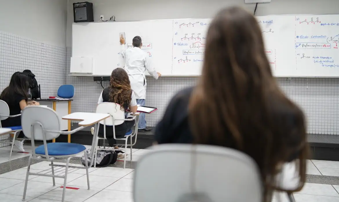 Relatório amplia formação básica do ensino médio para 2,2 mil horas