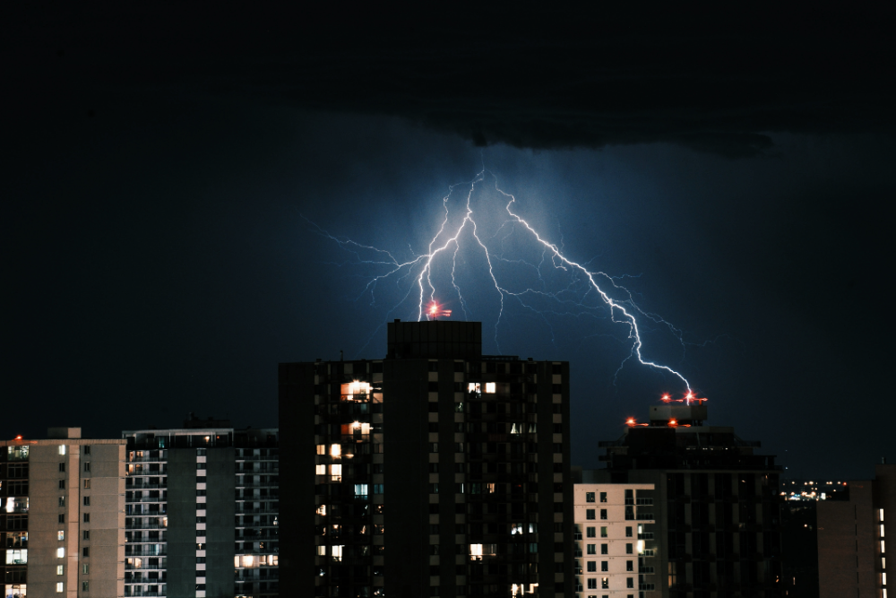 Saiba como se proteger de raios durante tempestades