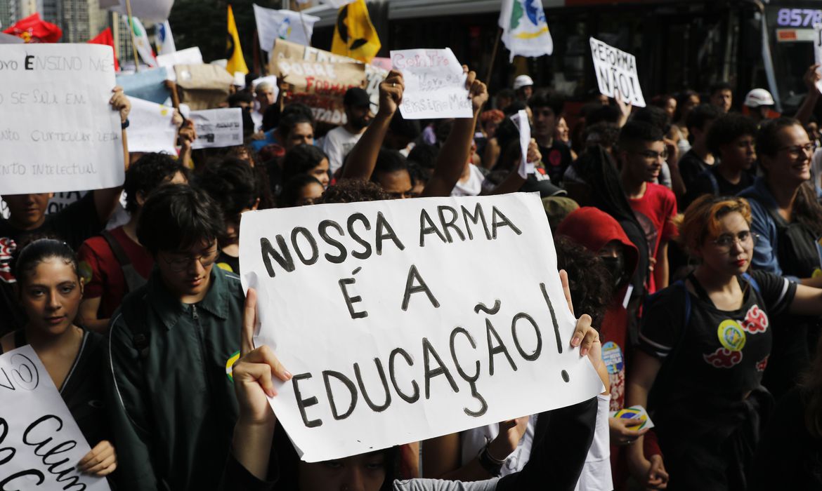 Suspenso cronograma de implementação do Novo Ensino Médio