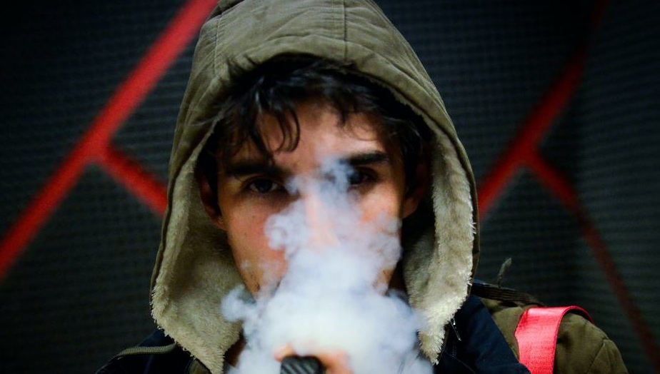 Táticas da indústria do tabaco viciam jovens por toda a vida, alerta OMS 