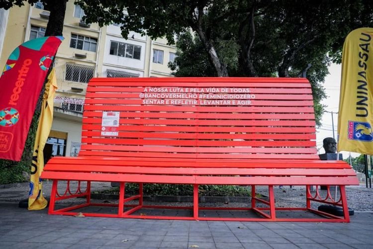 Teresina ganha Banco Vermelho em campanha contra o feminicídio nesta segunda (17)