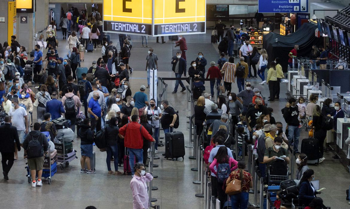 Uso de máscaras em aviões e aeroportos volta a ser obrigatório