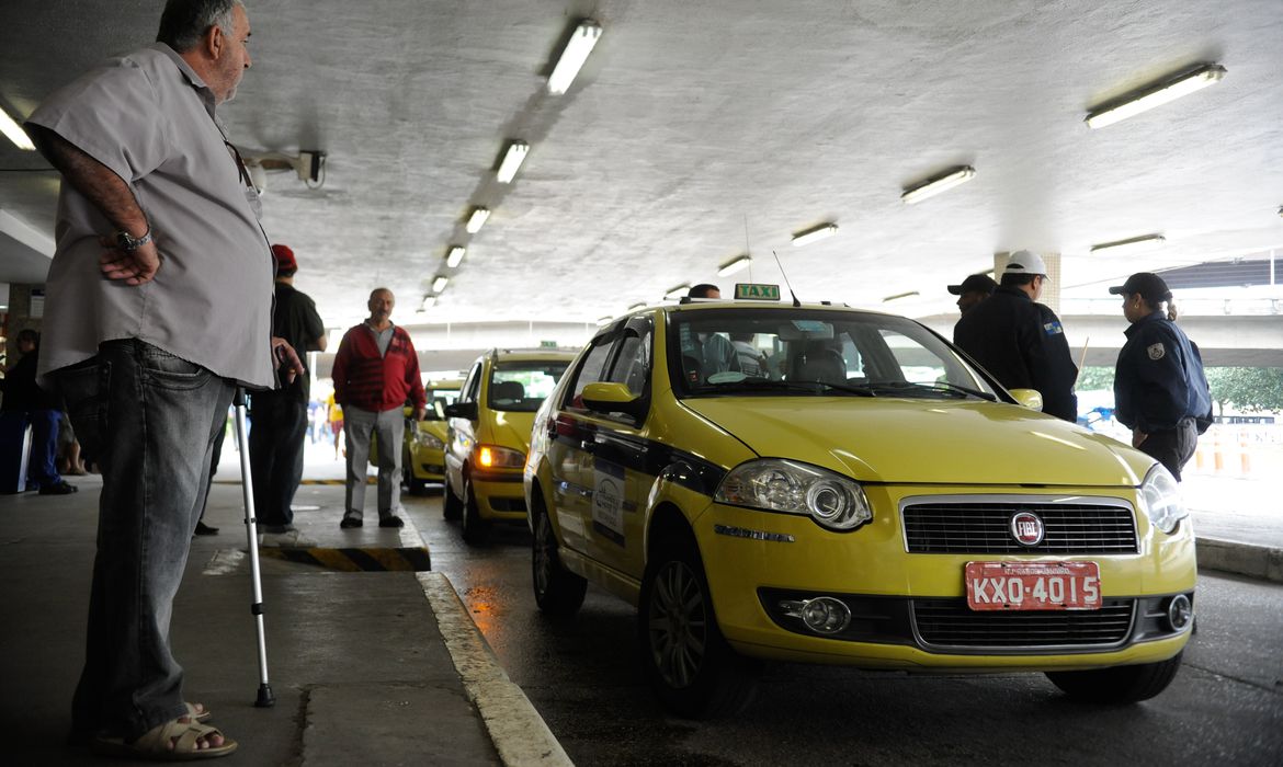 Veja pagamento dos taxistas, caminhoneiros e Auxílio Brasil