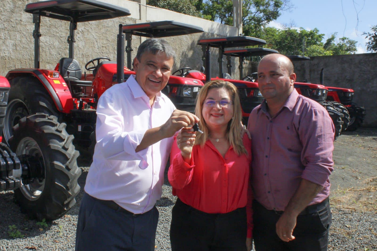 Wellington Dias entrega tratores e kits de irrigação no Piauí